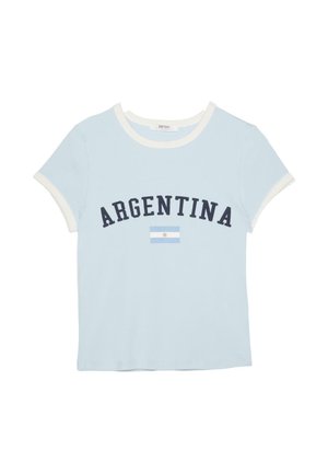 Hellblaues kurzärmeliges T-Shirt mit weißem Besatz, schwarzem "ARGENTINA"-Schriftzug und einer kleinen argentinischen Flagge unter dem Schriftzug vorne.