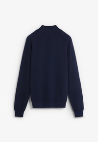 Marineblauwe gebreide trui met een hoge kraag, voorzien van een ribbelstructuur en lange mouwen. Eenvoudig ontwerp zonder zichtbare patronen of accenten.