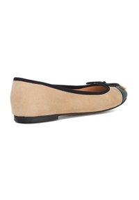 Suède balletschoenen in beige met een zwarte leren neuskap. Voorzien van een klein strikdetail en gouden hardwareaccent. Platte, ronde vorm.