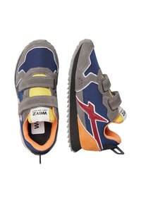 Scarpe sportive blu e grigie con cinturini in velcro, dettagli arancioni e una suola in gomma testurizzata con un motivo a zigzag.