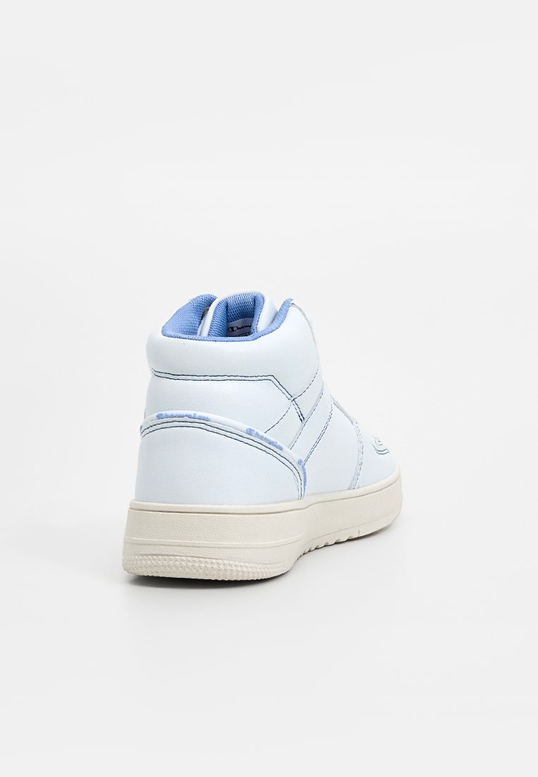 Zapatilla alta de color azul claro con parte superior de cuero suave, cuello y lengua acolchados, suela de goma blanca y detalles de costura en contraste.