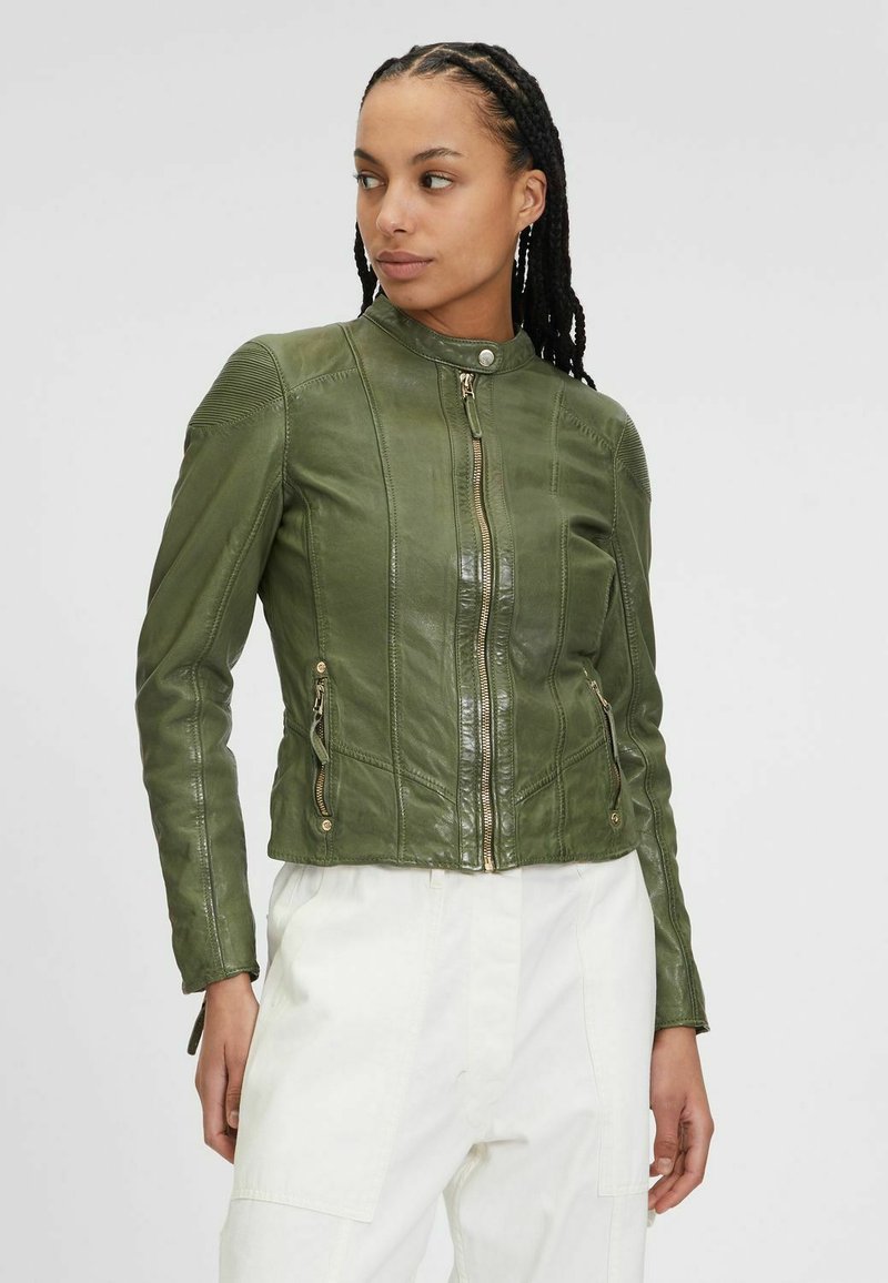 Olivgrüne Leder-Motorradjacke mit tailliertem Schnitt, Reißverschluss vorne und zwei seitlichen Taschen. Besitzt horizontale Nähte an den Schultern.