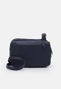 Námořnická kožená crossbody taška se zipovým uzávěrem, nastavitelným popruhem a s třásněmi. Na přední straně se nachází embosované logo.