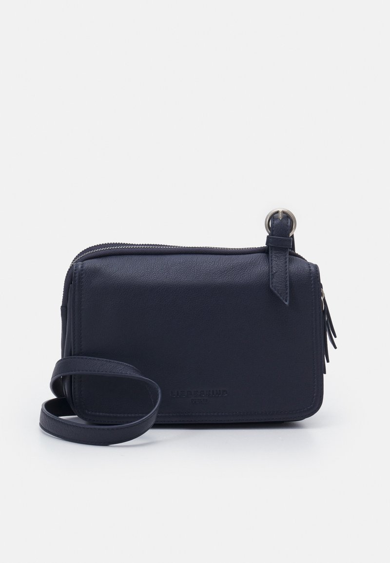 Námořnická kožená crossbody taška se zipovým uzávěrem, nastavitelným popruhem a s třásněmi. Na přední straně se nachází embosované logo.