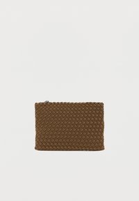 Καφέ πλεκτό δερμάτινο πορτοφόλι με λεία υφή, ορθογώνιο σχήμα και φερμουάρ στο πάνω μέρος, που παρουσιάζει ένα πλεκτό μοτίβο σε όλη την επιφάνεια.