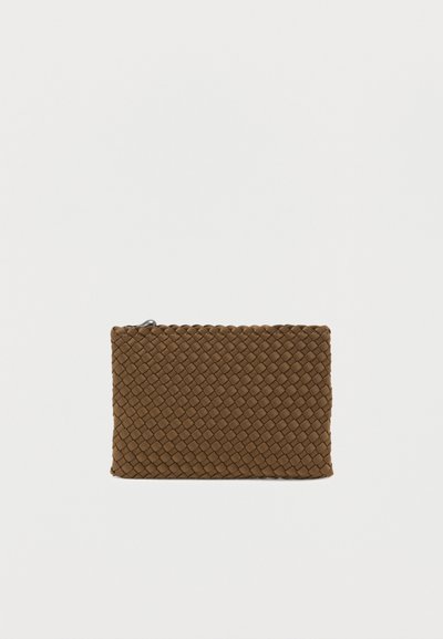 Καφέ πλεκτό δερμάτινο πορτοφόλι με λεία υφή, ορθογώνιο σχήμα και φερμουάρ στο πάνω μέρος, που παρουσιάζει ένα πλεκτό μοτίβο σε όλη την επιφάνεια.
