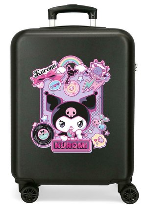 Maleta negra de carcasa dura con el colorido personaje Kuromi y pegatinas decorativas en el frente, incluyendo arcoíris y corazones.