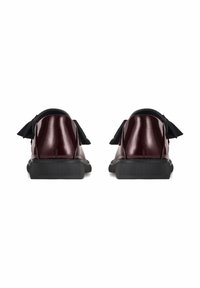Glanzende bordeauxleren schoenen met een zwarte rubberen zool, met strikaccenten aan de achterkant en een afgerond teendesign.