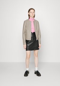 b.young BYACOM - Casaco de pele sintética - vintage khaki