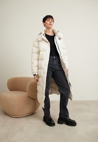 Tommy Jeans ALASKA LONG PUFFER - Piumino lungo - beige