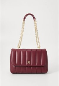 Kožená kabelka bordovej farby s prešívaným vzorom, zlatým retiazkovým ramienkom a jemným logom na prednej klopne.