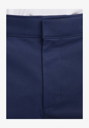 Pantaloni blu navy con motivo a spina di pesce, caratterizzati da una texture liscia, vita piatta e una tasca laterale. Le cuciture sono visibili lungo le giunture.