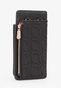 Portafoglio in pelle nera con motivo floreale in rilievo, presenta una cerniera dorata su un lato e ha una forma rettangolare elegante.