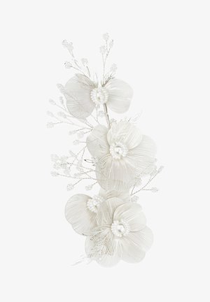 Accessoire floral blanc pour cheveux en tissu texturé, comportant quatre fleurs sophistiquées ornées de centres en perles et de délicates accents en perles.