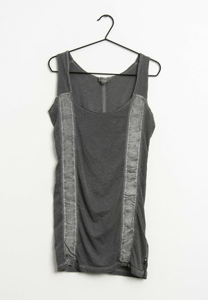Camiseta sin mangas gris con escote redondeado, paneles laterales texturizados en contraste y un pequeño acento lateral. Tejido ligero, diseño simple.