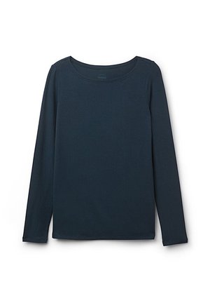 Donker marineblauw T-shirt met lange mouwen en een ronde hals, plat gelegd op een witte achtergrond.