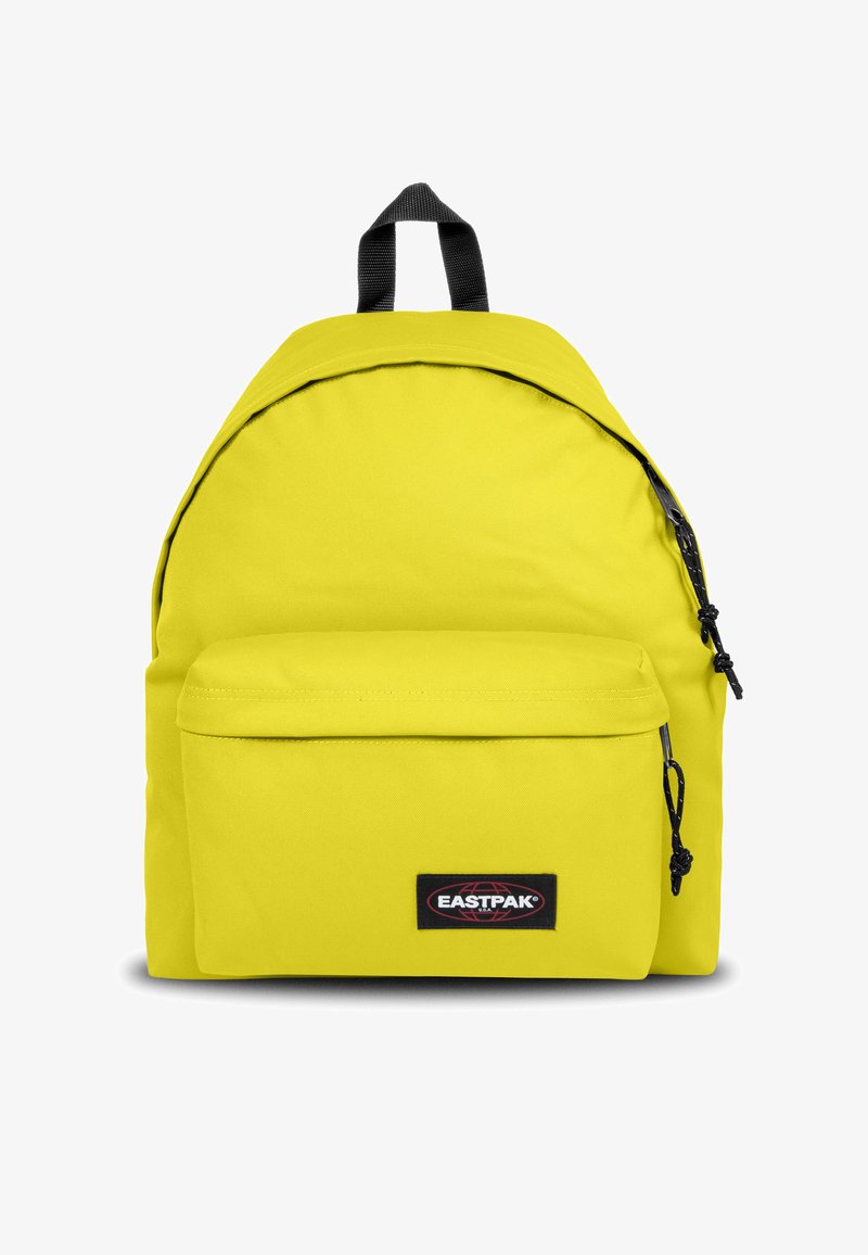 Sac à dos en tissu jaune avec un dessus arrondi, poche zippée à l'avant, patch logo noir et bretelles noires. Texture lisse sans motifs visibles.
