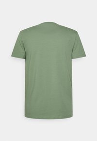 Zelené tričko s krátkými rukávy, vyrobené z měkké bavlny, s kulatým výstřihem a hladkou texturou s jednoduchým designem.