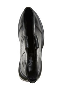 Fekete bőrcipő, amely slip-on stílusú, lekerekített orral, sima textúrával és diszkrét varrási részletekkel az oldalain. A belsejében puha bélés található.