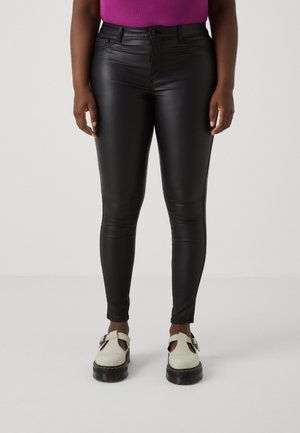 Zwarte neplederen skinny broeken met voorzakken, hoge taille en een stijlvolle afwerking, gecombineerd met lichtgekleurde gespschoenen.