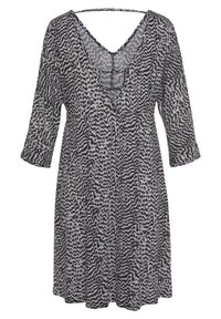 Kurzes Kleid mit schwarzem und weißem abstraktem Muster, ausgestattet mit tiefem V-Ausschnitt, lockerer Passform und leichtem Stoff.