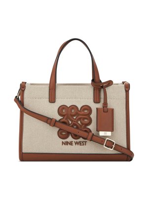 Prostokątna beżowa torebka materiałowa z brązowymi skórzanymi wykończeniami, dwoma uchwytami, regulowanym paskiem na ramię, ozdobnym supełkiem i wytłoczonym logo Nine West.