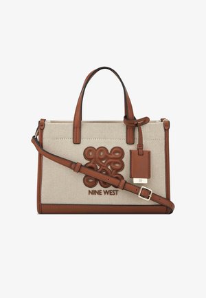 Sac à main rectangulaire en tissu beige avec garniture en cuir marron, deux anses, bandoulière réglable, nœud décoratif et logo Nine West embossé.