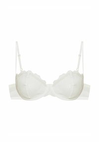 Biały koronkowy stanik z podkładem, posiadający usztywniane miseczki z falbanowym wykończeniem, regulowane ramiączka oraz gładką taśmę z tyłu. Złote akcenty hardware są obecne.