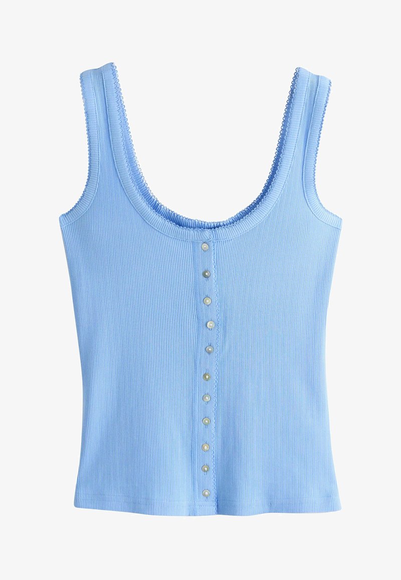 Débardeur bleu clair côtelé sans manches avec des bords festonnés et une rangée verticale de petits boutons blancs au centre devant.