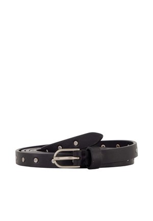 Ceinture en cuir noir avec boucle en métal argenté et rivets ronds métalliques régulièrement espacés, enroulée sur un fond blanc.