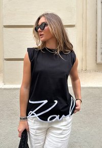 KARL LAGERFELD - SIGNATURE TANK - Printtipaita - black Pienoiskuva 1