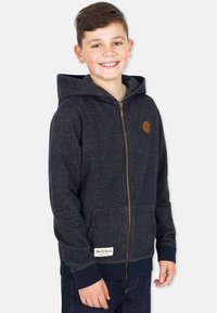 Marineblå hættejakke med lynl�ås i et blødt tekstureret stof, der har et logo-patch og ribbede manchetter, samt frontlommer og hætte.