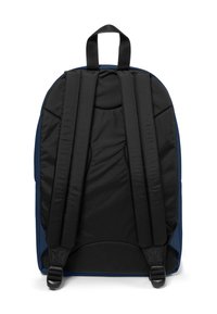 Zaino nero e blu con schiena imbottita e spallacci regolabili. Comprende un manico superiore e una texture del tessuto liscia.