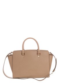 Beige håndtaske med en struktureret form, tekstureret overflade, to håndtag og en aftagelig skulderrem med metalliske detaljer.