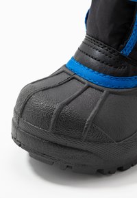 Schwarzer wasserdichter Stiefel mit strukturiertem Gummi-Fußbett, blauer Akzentband und gepolstertem Stoff-Obermaterial für Dämmung. Verfügt über eine abgerundete Zehenpartie.