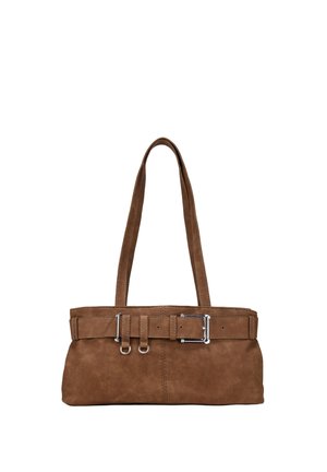 Bolso de ante marrón con dos asas para el hombro, forma rectangular y detalle de cinturón con hebilla y acentos plateados. Textura suave.