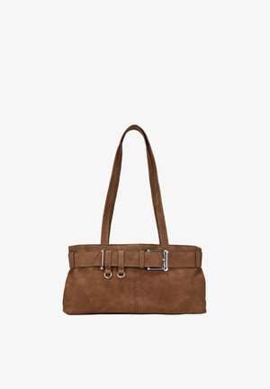 Bolso de ante marrón con dos asas para el hombro, forma rectangular y detalle de cinturón con hebilla y acentos plateados. Textura suave.