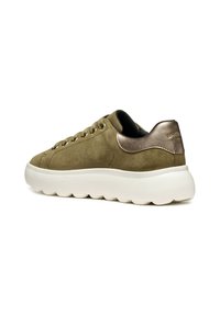 Sneaker in suede verde oliva con suola spessa bianca e dettaglio del tallone in bronzo metallizzato. Lacci piatti e dettagli di cucitura minimi.