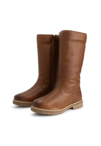 Een paar bruin leren laarzen tot de knie met zijritsen en lichtbeige rubberen zolen, tentoongesteld op een witte achtergrond.