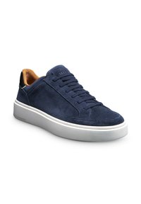 Marineblauer Wildledersneaker mit weißer Gummi-Sohle, runder Spitze und tonalem Nähen. Verfügt über ein heiß geprägtes Logo und ein kontrastierendes, beigefarbenes Innenfutter.