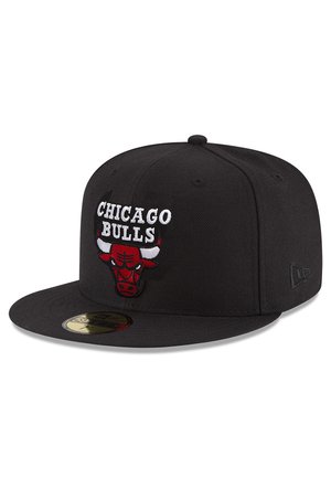 Schwarze Kappe mit flachem Schirm. Mit gesticktem "CHICAGO BULLS"-Logo und Bullengrafik in Rot und Weiß. Hergestellt aus strukturiertem Stoff.