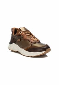Zapatillas marrones y bronce que presentan una mezcla de cuero texturizado y material suave, con una suela acolchada y un diseño de cordones.