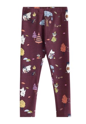 Unge dreng iført matchende burgunderrød langærmet top og leggings med farverige tegneseriefigurer og træer, stående på en ensartet lys baggrund.