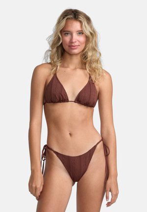 Set bikini marrone con un motivo floreale testurizzato, top triangolare con lacci regolabili e slip a vita bassa con lacci laterali.