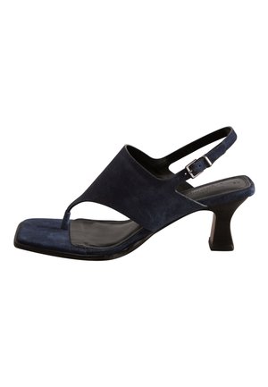 Tmavomodré semišové sandále na podpätku s hranatou špičkou, stredovým remienkom a nízkym zakriveným podpätkom, s kovovou prackou na nastavenie veľkosti.