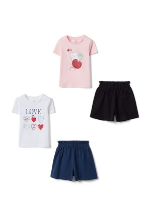 Zwei kurzärmelige Mädchenshirts, eines pink mit Katze und Herz, eines weiß mit Liebe und Herzen, kombiniert mit schwarzen und marineblauen Shorts mit elastischem Bund.