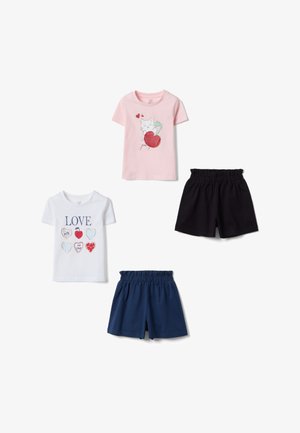 Zwei kurzärmelige Mädchenshirts, eines pink mit Katze und Herz, eines weiß mit Liebe und Herzen, kombiniert mit schwarzen und marineblauen Shorts mit elastischem Bund.