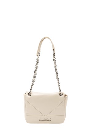 Borsa a tracolla in pelle beige con catenella, caratterizzata da una patta triangolare e logo in rilievo. Texture liscia con estetica minimalista.