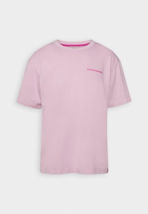 Lichtroze unisex T-shirt met korte mouwen, een ronde hals en een klein rood "SCOTCH & SODA" logo op de linkerborst.