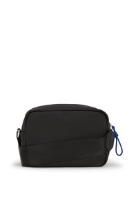 Svart nylon skulderveske med buet topp, justerbar stropp og blå glidelåsdrag. Glatt tekstur med minimalt med tilbehør og ingen synlige logoer.